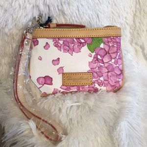 🌸 Dooney & Bourke Wristlet 🌸